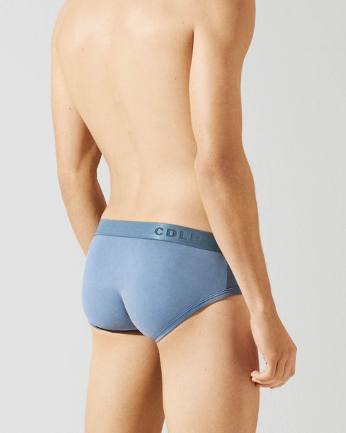 Model wearing Men