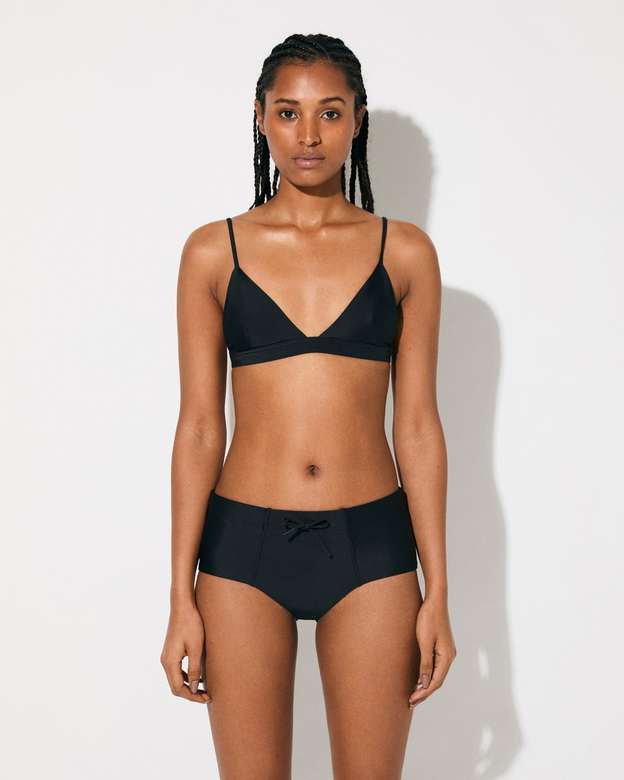 Calvin Klein Women`s Logo Bikini Briefs 3 Pack (B(QP2846-904